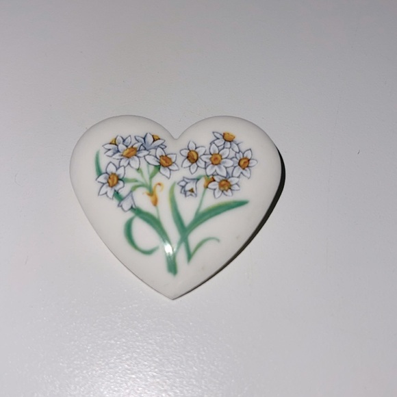 Avon Vintage Heart Brooch and New Iris Tattoo Art Floral Pin - Picture 2 of 6